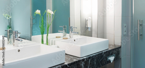 Foto Zwei Waschbecken mit schöner Dekoration
