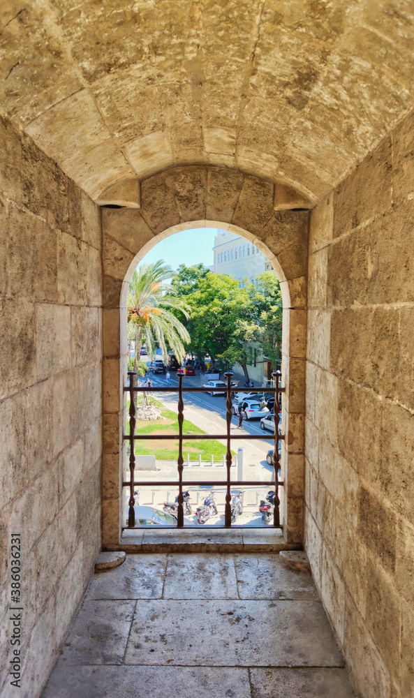 Fototapeta premium Ventana al exterior en las torres de Los Serrano de Valencia