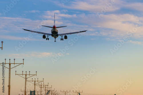 Aterrizaje de avión en aeropuerto de Málaga © Andres