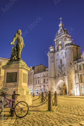 La Rochelle, La tour de l'Horloge et statue de Beaurepaire