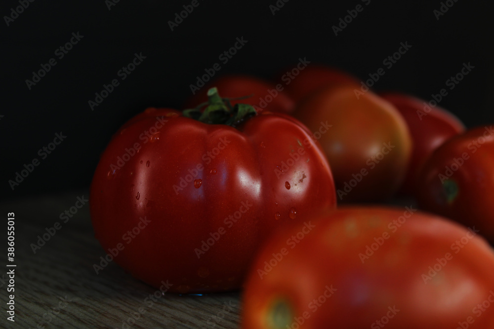 tomate/jitomate frescos sobre tabla de madera tomate/jitomate frescos sobre tabla de madera