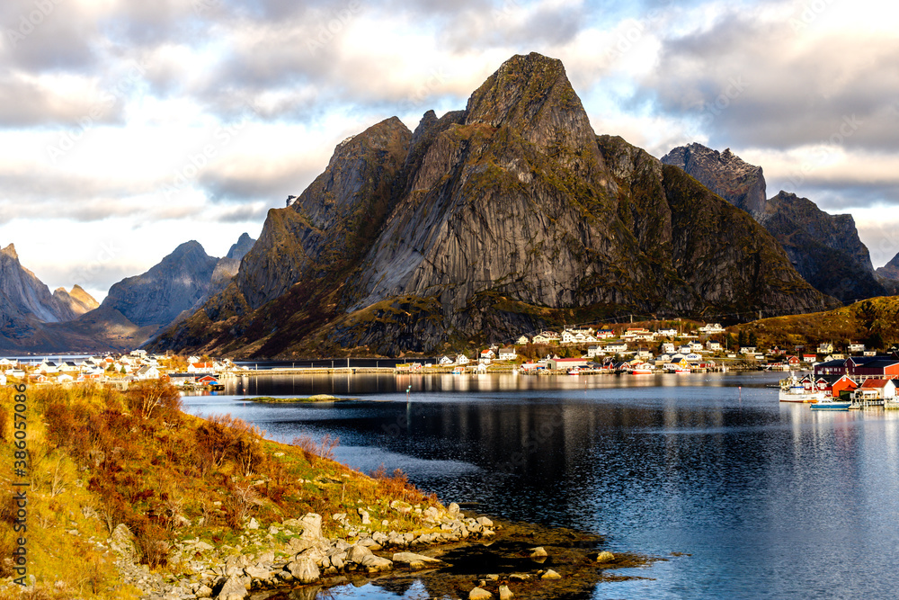 Reine, wioska rybacka na Lofotach w Norwegii, przykładowe zdjęcia - obrazy, fototapety, plakaty 