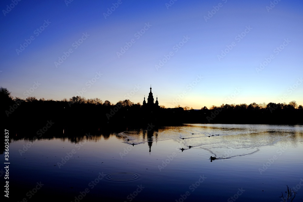 Naklejka premium Peterhof, autumn evening, mid-October