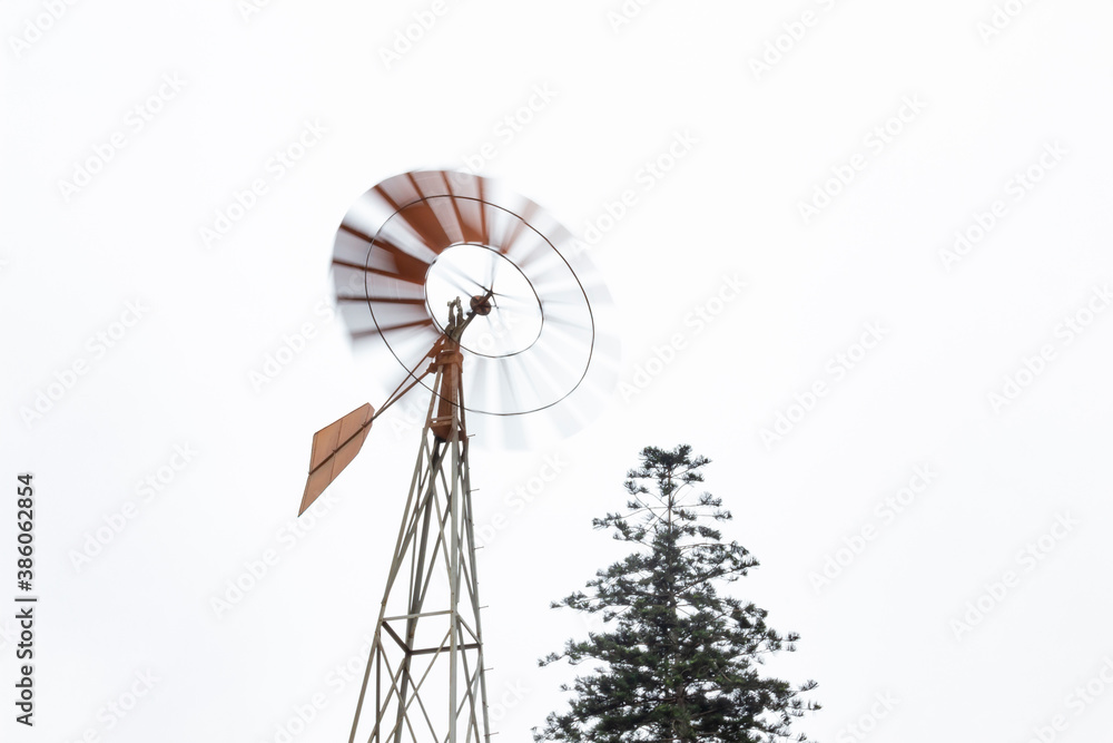 Molino de viento para extraer agua. Molino de viento en movimiento. Molino de viento para extraer agua. Molino de viento en movimiento.