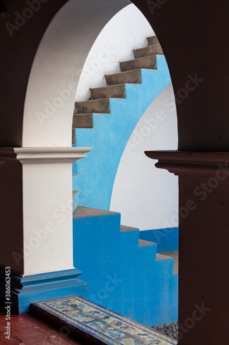 Escaleras tras un arco en una casa colonial antigua