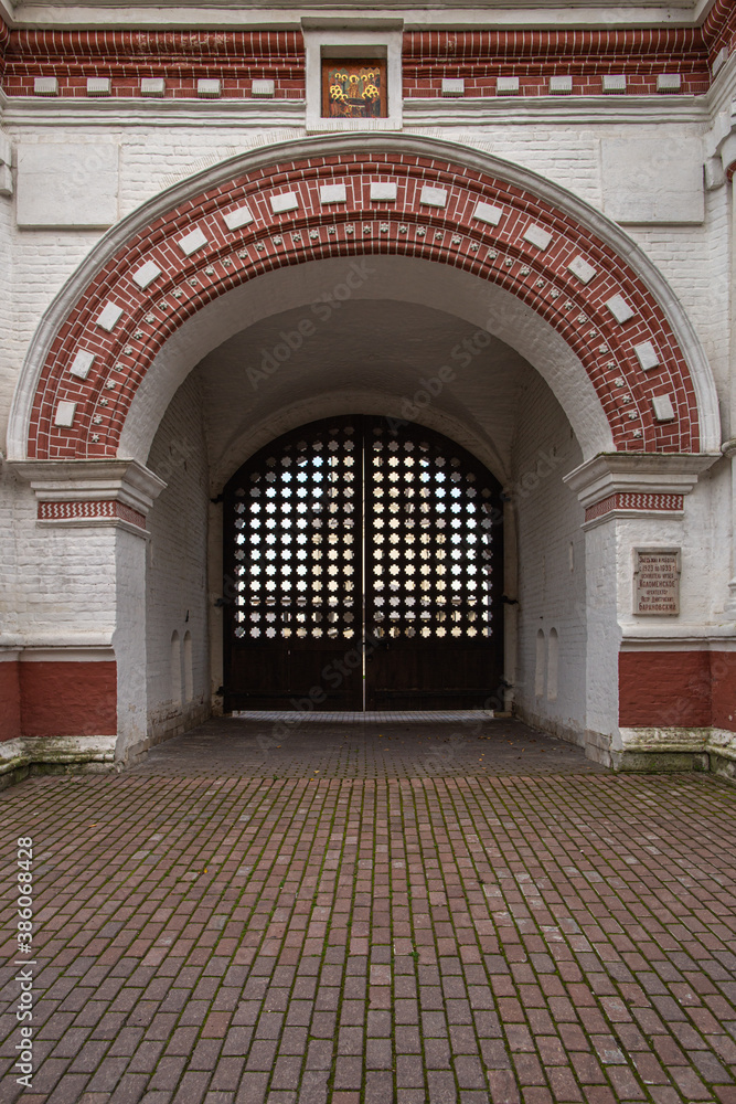 Fototapeta premium historical wooden gates of Kolomenskoye building