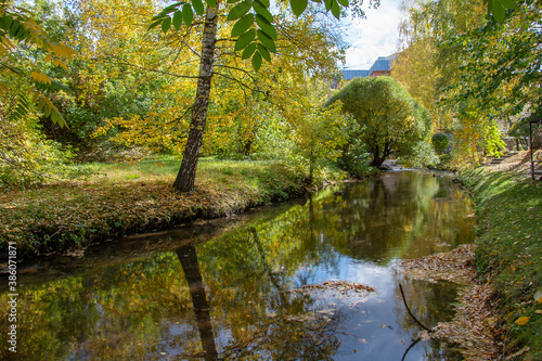 Fototapeta Naklejka Na Ścianę i Meble -  Autumn landscape on the Belokurikha river