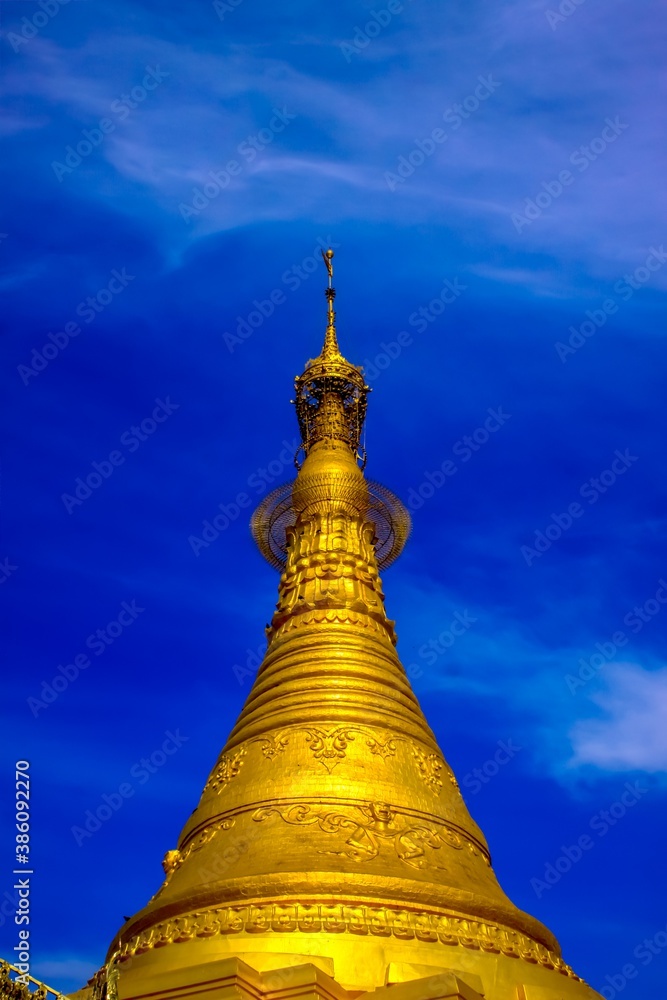 Fototapeta premium golden pagoda at temple