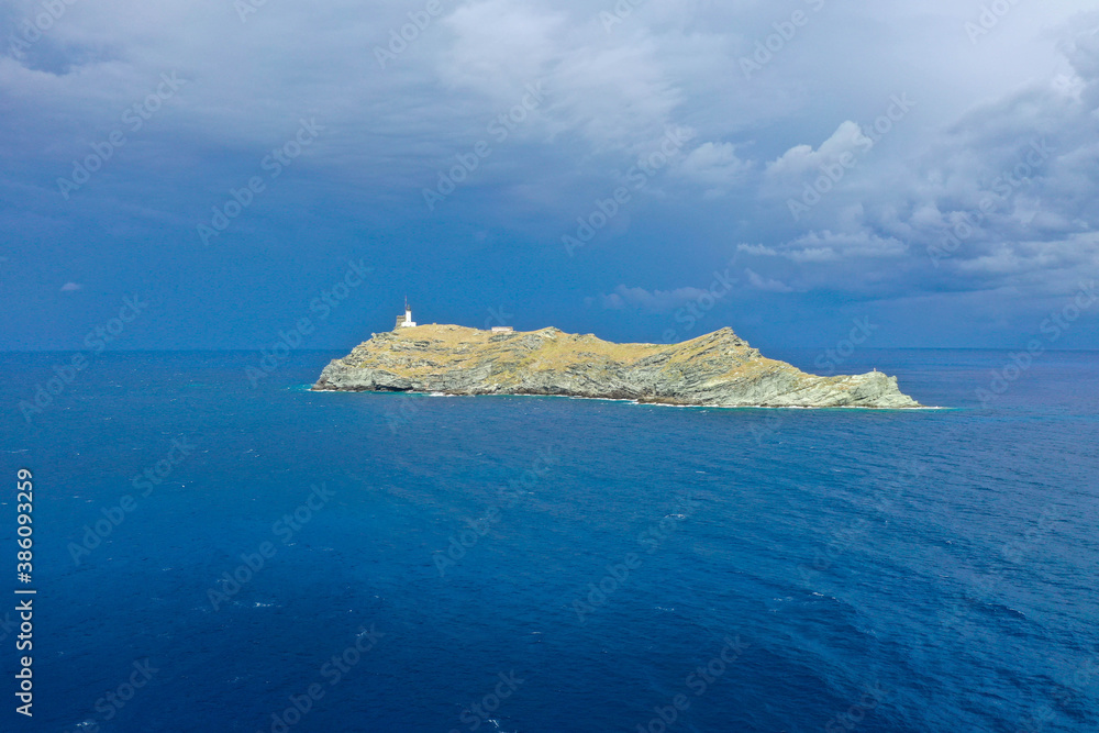 Luftaufnahme der Insel Giraglia  und dem Leuchtturm im blauen Mittelmeer, Cape Corse, Department Haute-Corse, Korsika, Frankreich