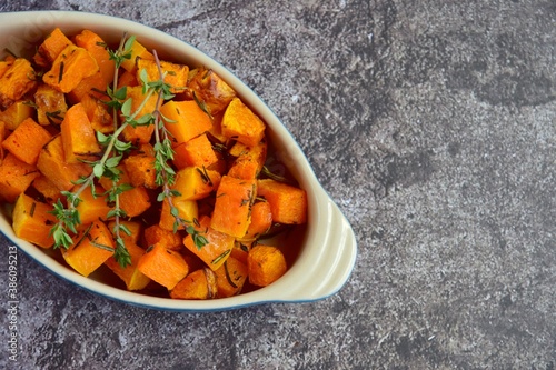 Canvas-taulu Baked pumpkin cubes with thyme on grey background. Flat lay