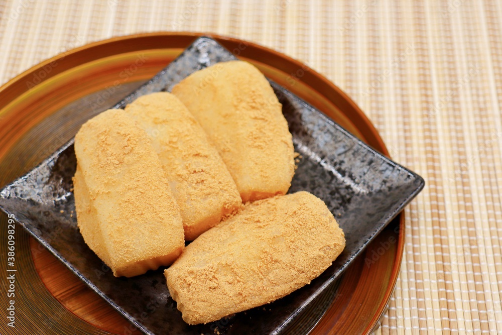 Naklejka premium 安倍川餅 黄粉もち 静岡県の名物
