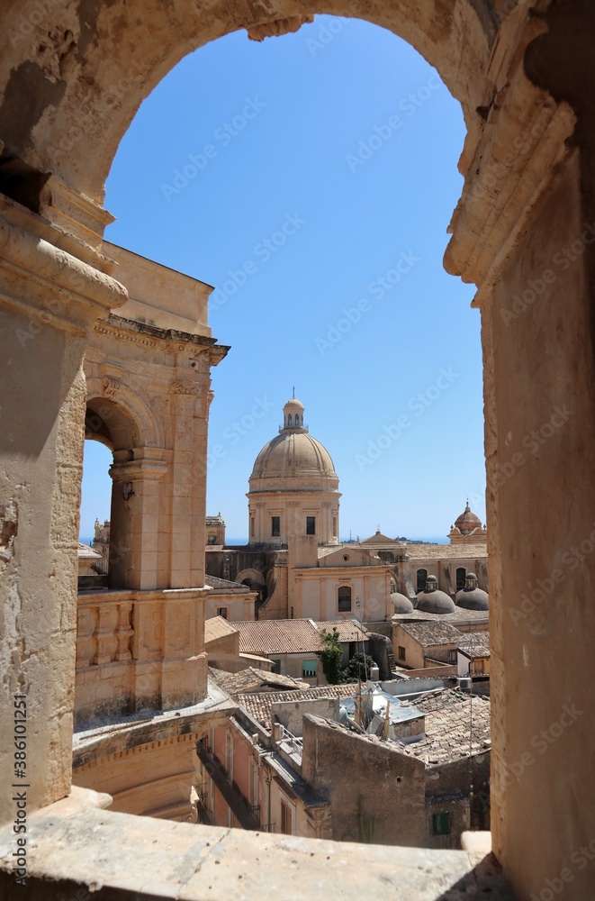 Noto - Scorcio del duomo dal campanile della Chiesa di Montevergine