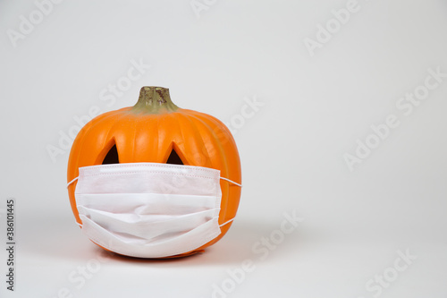 マスク姿のジャックオランタン　コロナ禍のハロウィーンのイメージ