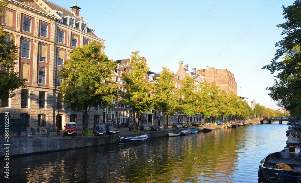 夏のアムステルダム運河沿いの街並み