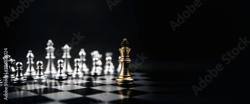 Canvas-taulu King golden chess standing confront of the silver chess team to challenge concep