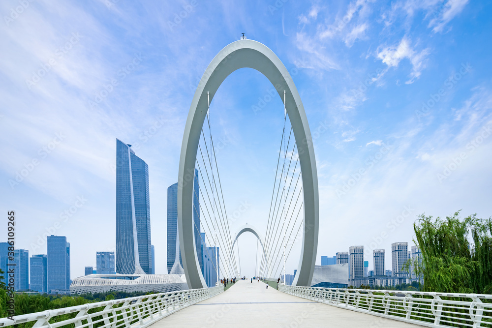 Obraz premium Eye of Nanjing Pedestrian Bridge and urban skyline in Nanjing, China
