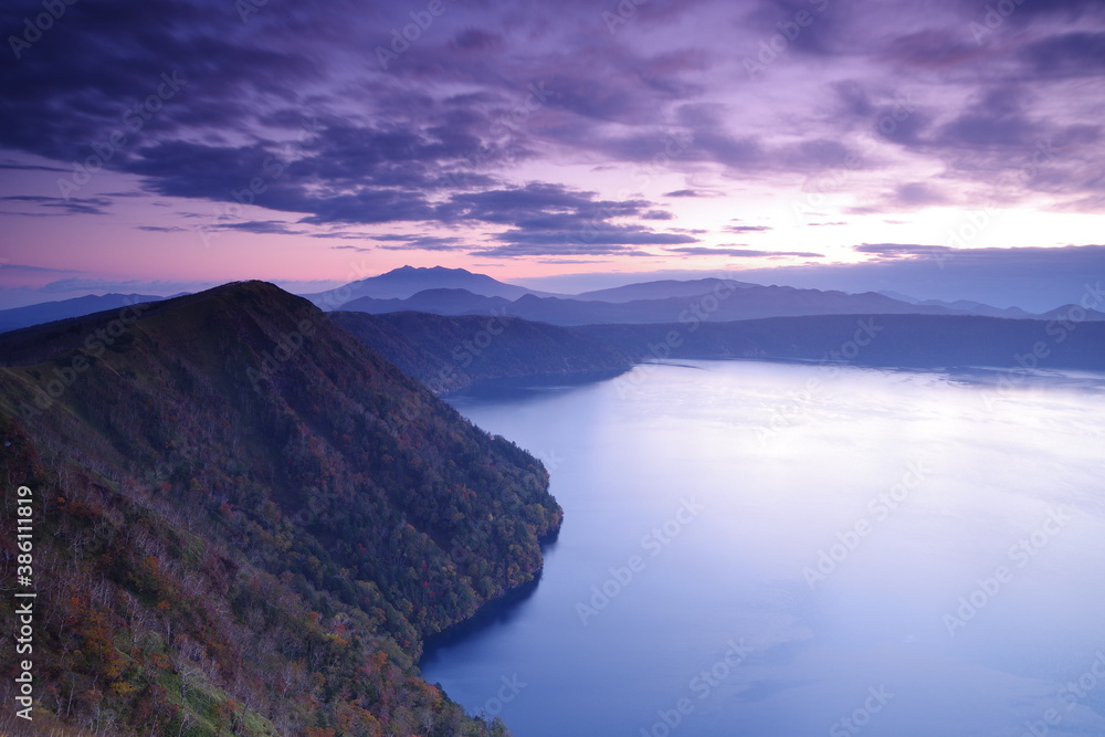 夜明けの湖。摩周湖、北海道、日本。