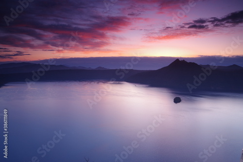 夜明けの湖。摩周湖、北海道、日本。