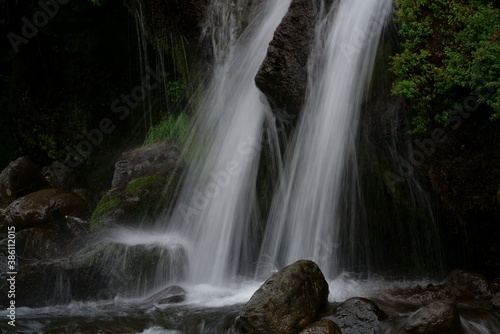 水の流れが美しい滝の風景 -吐竜の滝、北杜市、長野県、日本