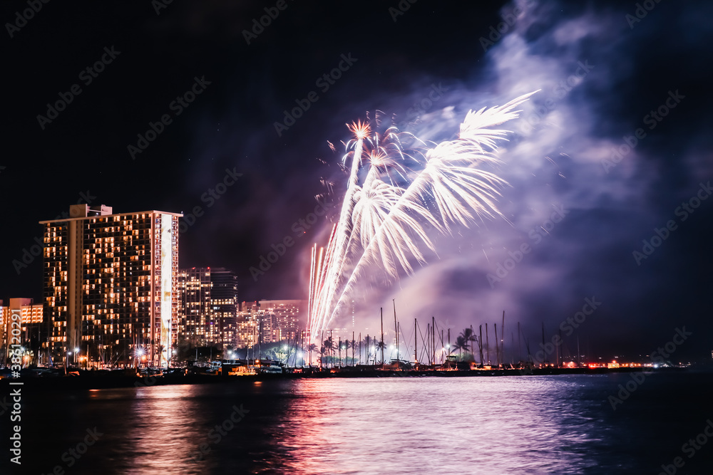 Obraz premium Fireworks in Waikiki, Honolulu, Oahu, Hawaii