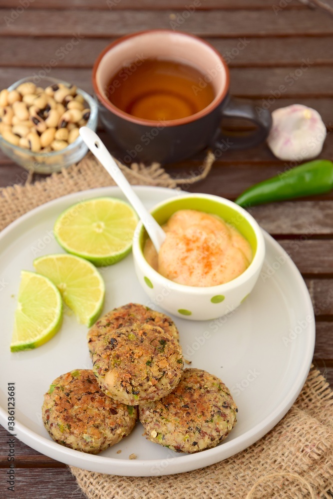 Delicious quinoa jalapeño bean burger patties with chili mayonnaise dip garnish with lime Delicious quinoa jalapeño bean burger patties with chili mayonnaise dip garnish with lime