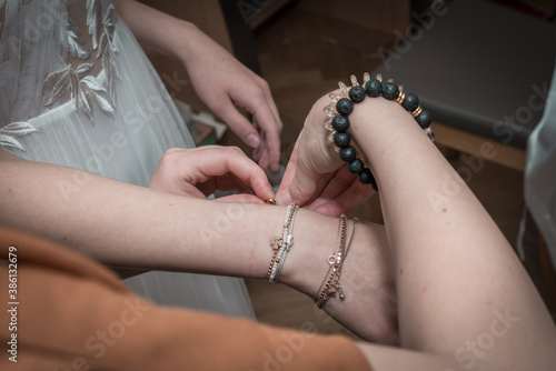 Die Brautmutter hilf der Braut beim Anziehen und schmücken vor der Hochzeit, Deutschland