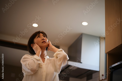 Foto 上の階の騒音に悩む女性