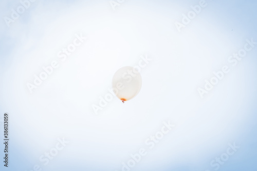 Ein Luftballon fliegt in den Himmel  Deutschland
