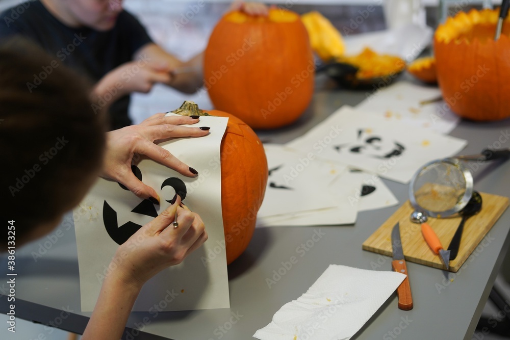 Making halloween pumpkin head jack o lantern at home. Do it yourself. - obrazy, fototapety, plakaty 