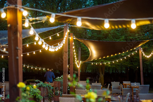 Photo A gazebo decorated with garlands on a warm summer evening