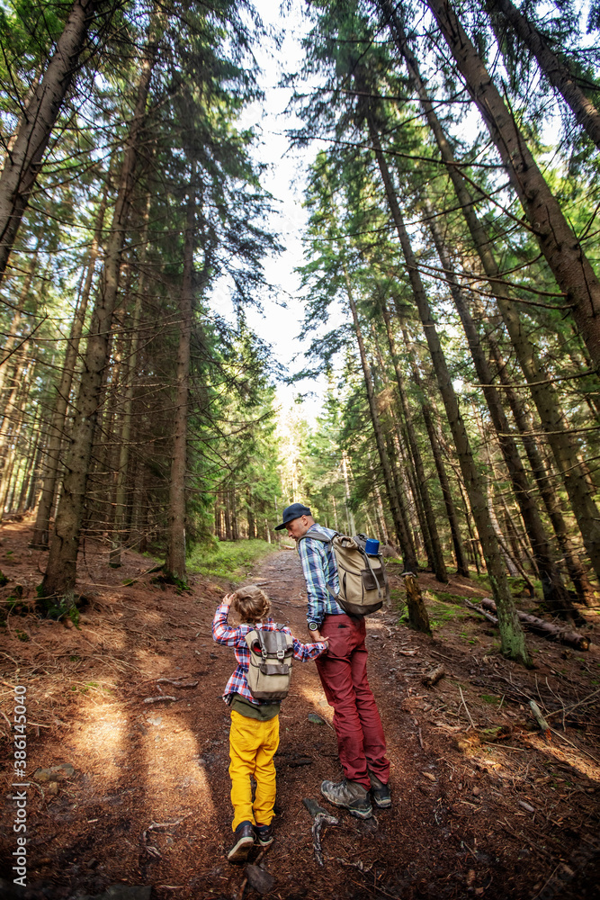 Obraz premium Happy family resting in the mountains in autumn