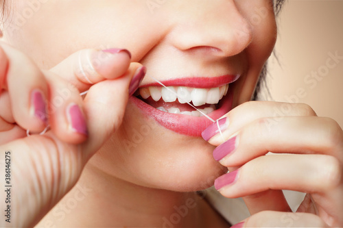 Fototapeta Naklejka Na Ścianę i Meble -  reinigung der Zähne mit Zahnseide