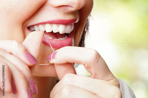 reinigung der Zähne mit Zahnseide