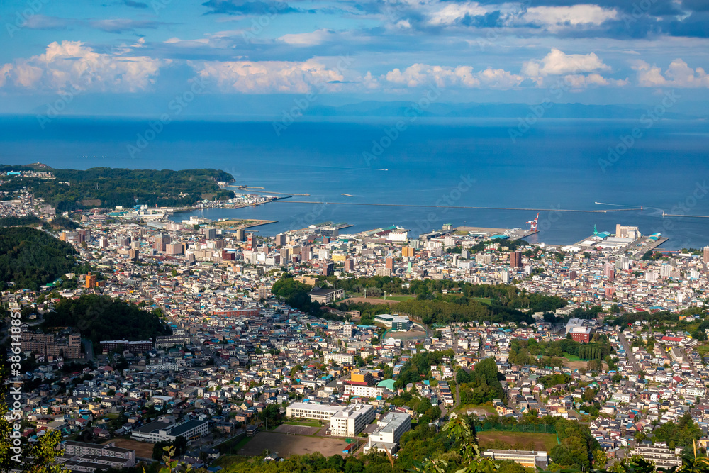 天狗山山頂から眺めた小樽市街地の街並みと、青空が映える石狩湾