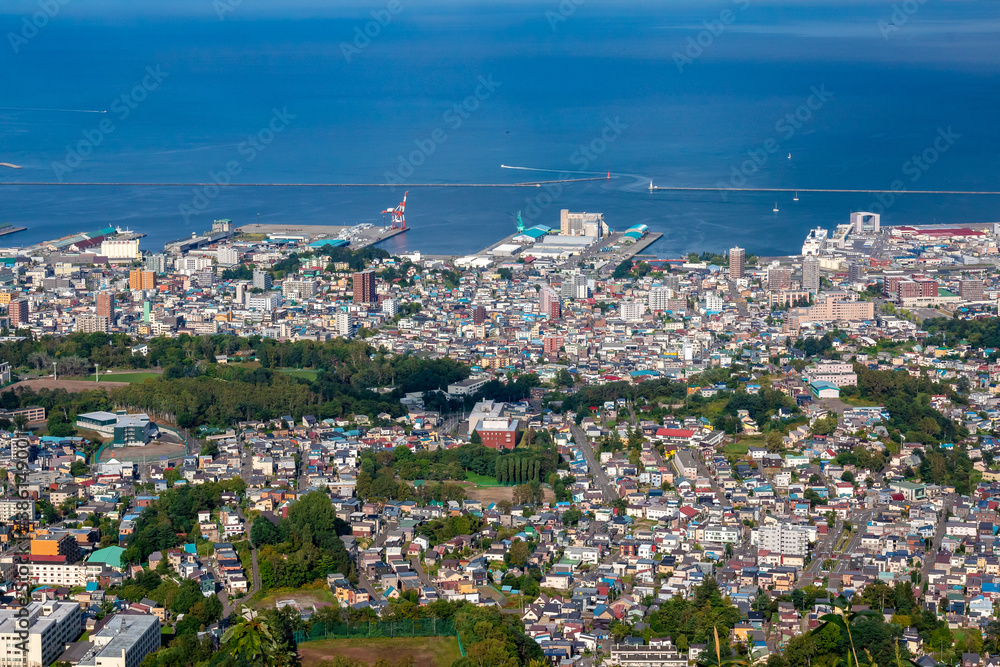 北海道・小樽市にある天狗山の山頂から見た、小樽市街地の街並みと石狩湾