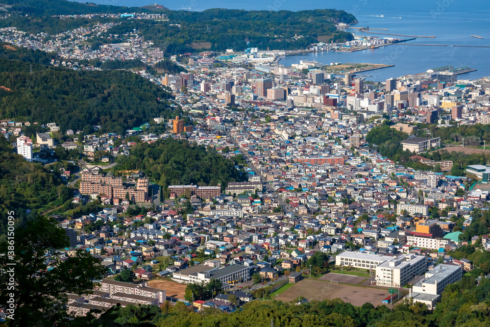 北海道・小樽市にある天狗山の山頂から見た、小樽市街地の街並みと石狩湾