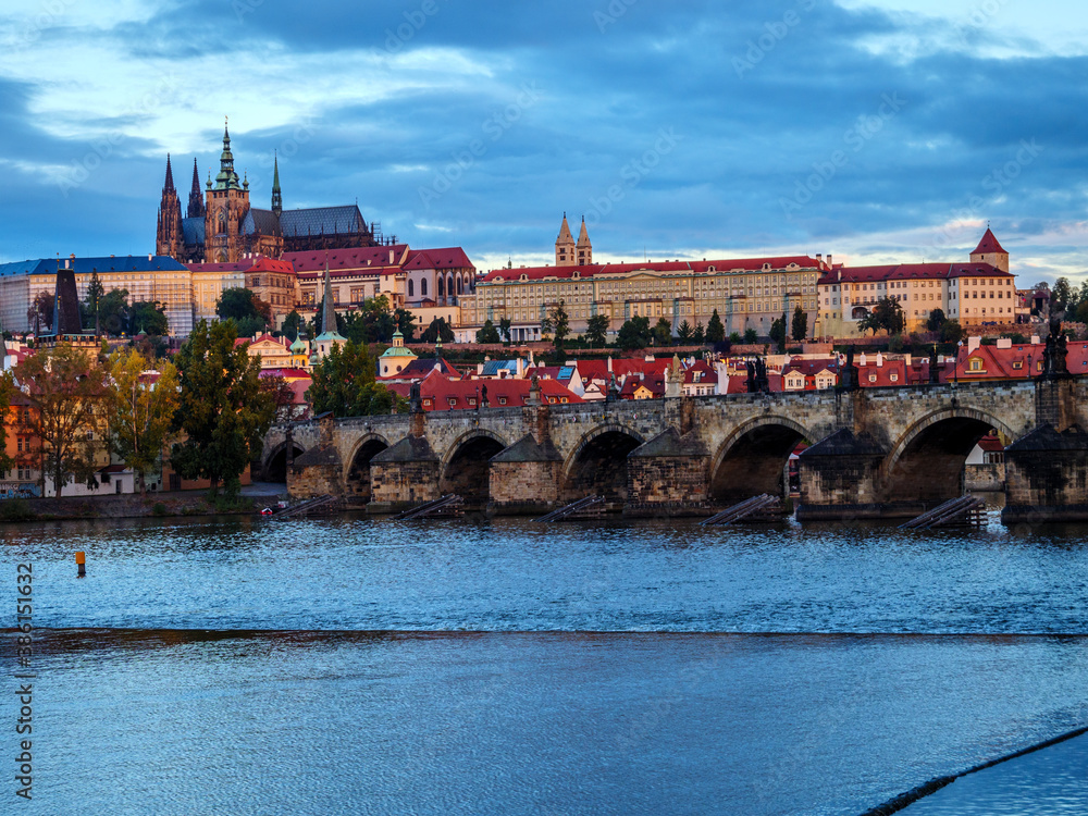 Obraz premium View on Prague Castle and Charles Bridge in the morning light on an autumn morning
