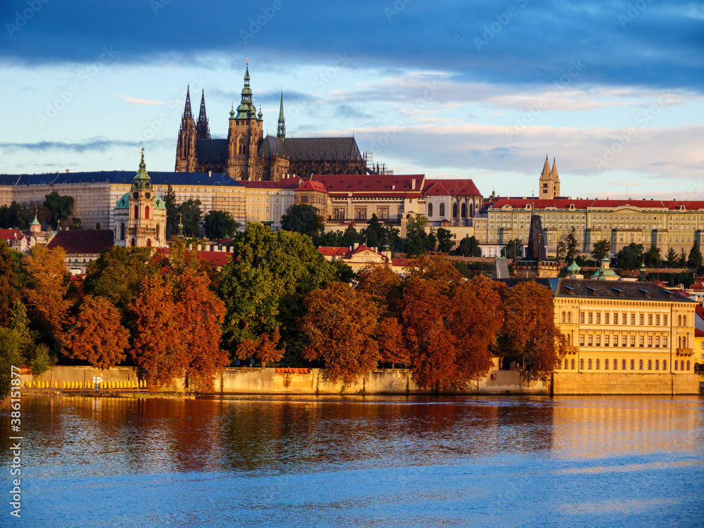 Obraz premium View on Prague Castle and Kampa Island in the morning light on an autumn morning