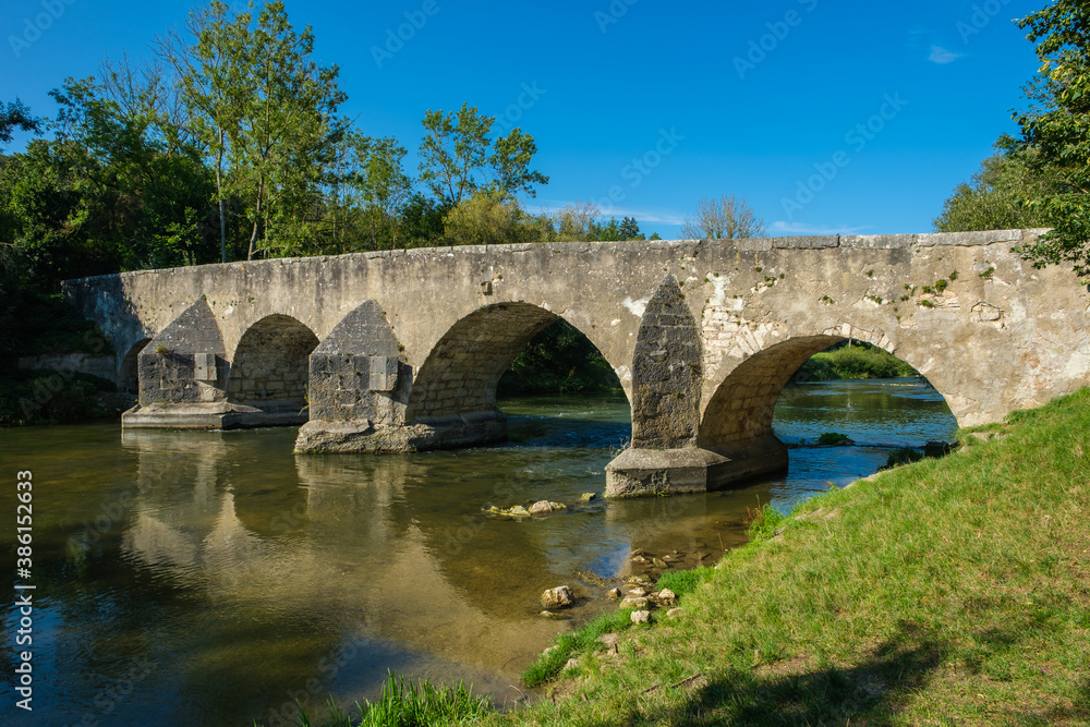 Historische Steinbrücke über die Altmühl in Pfünz bei Eichstätt im Altmühltal unter blauem Himmel im Sommer
