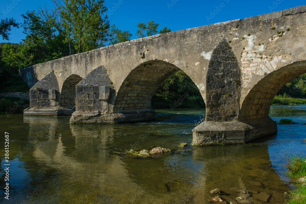 Historische mittelarletrliche Bogenbrücke / Steinbrücke über die Altmühl bei Pfünz im Altmühltal