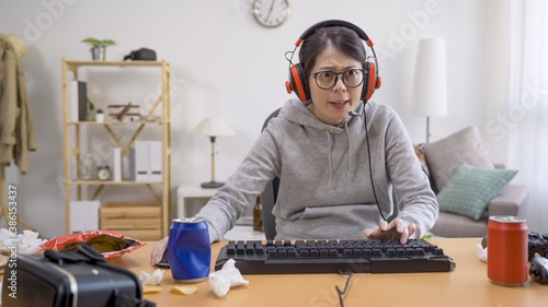 Canvastavla Beautiful professional gamer girl and team participate in eSport cyber games tournament