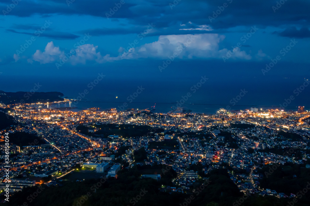 天狗山の展望台から見た、北海道三大夜景と呼ばれる小樽市街の夜景、夕焼けから夜に変わる空と石狩湾
