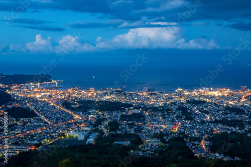 天狗山の展望台から見た、北海道三大夜景と呼ばれる小樽市街の夜景、夕焼けから夜に変わる空と石狩湾