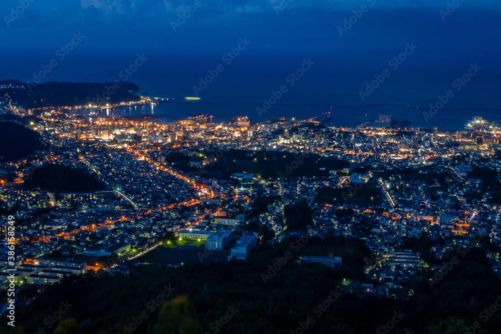 天狗山の展望台から見た、北海道三大夜景と呼ばれる小樽市街の夜景、夜空と石狩湾