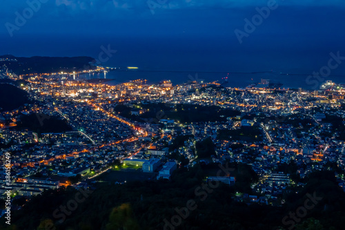 天狗山の展望台から見た、北海道三大夜景と呼ばれる小樽市街の夜景、夜空と石狩湾 © 和紀 神谷