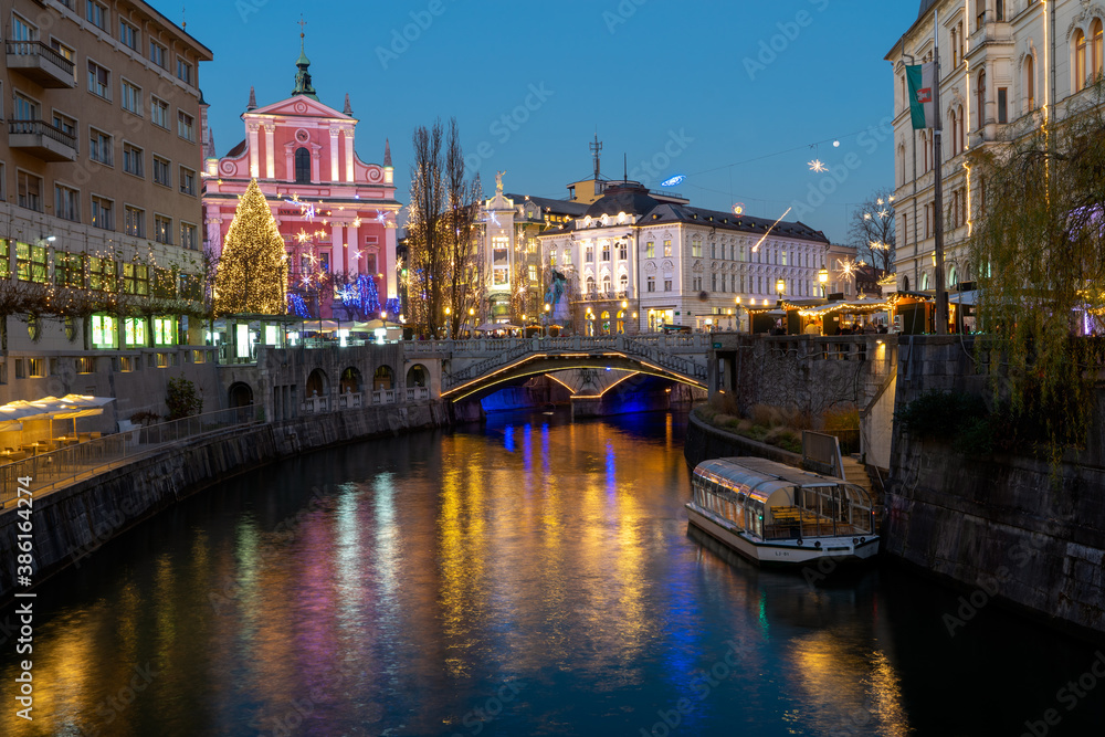 Naklejka premium Christmas decoration Ljubljana city center at night. Long exposure.