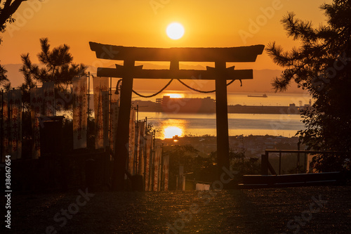 真っ赤な夕焼け空と神社の鳥居の影