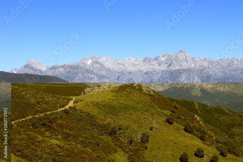Wallpaper Mural Valdeón. Picos de Europa. León. Castilla y León. Torontodigital.ca