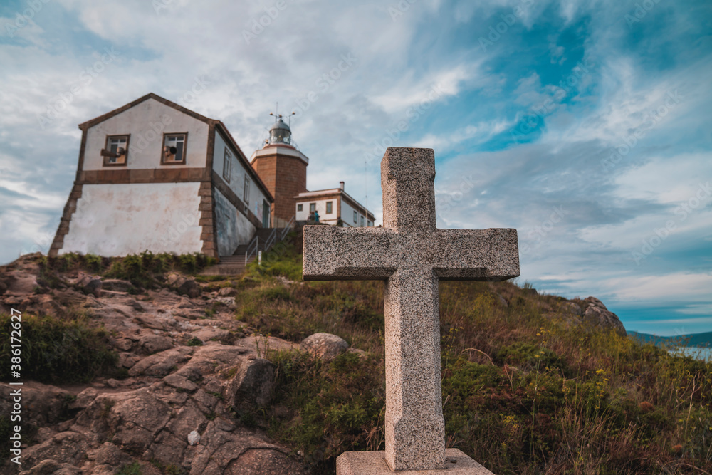 cruz en el faro de finisterre