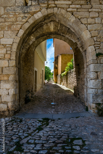 Saint-Saturnin-l  s-Apt  village m  di  val perch   du Luberon en Provence-Alpes-C  te-d Azur.  